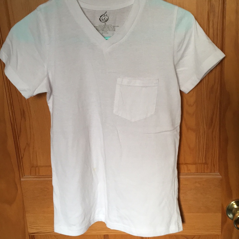 White V neck t shirt with pocket